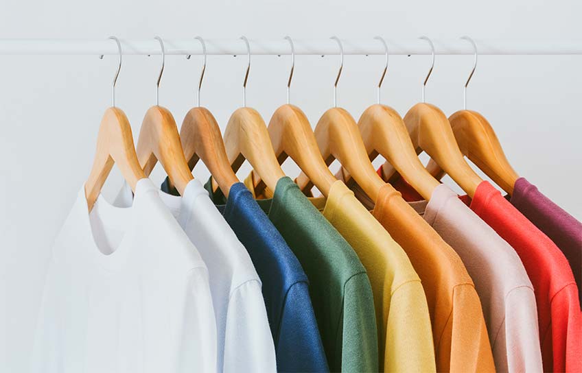 T-Shirt Reinigung in unserer Putzerei Neun T-Shirt hängen an hölzerne Kleiderbügel exakt nebeneinander und strahlen in den schönsten Farben, nachdem sie in unserer Putzerei fachgerecht gereinigt wurden.